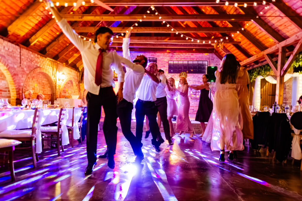 Svatba-Lanzhot-svatebni-fotografka-U-Bartosu_Lanzhot-Breclav-svatba-ve-stodole-svatebni-foto-kyjov-3-37